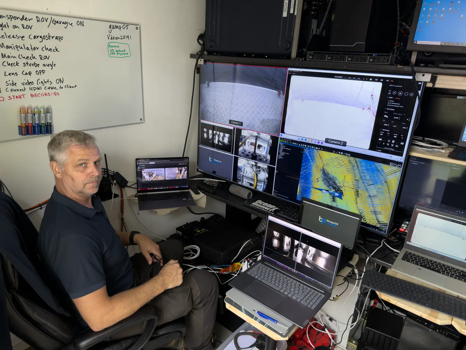 Ocean Discoverys survey-kontrollrum ombord med ROV-feeds, kamerabilder och multibeam-batymetri på skärmarna