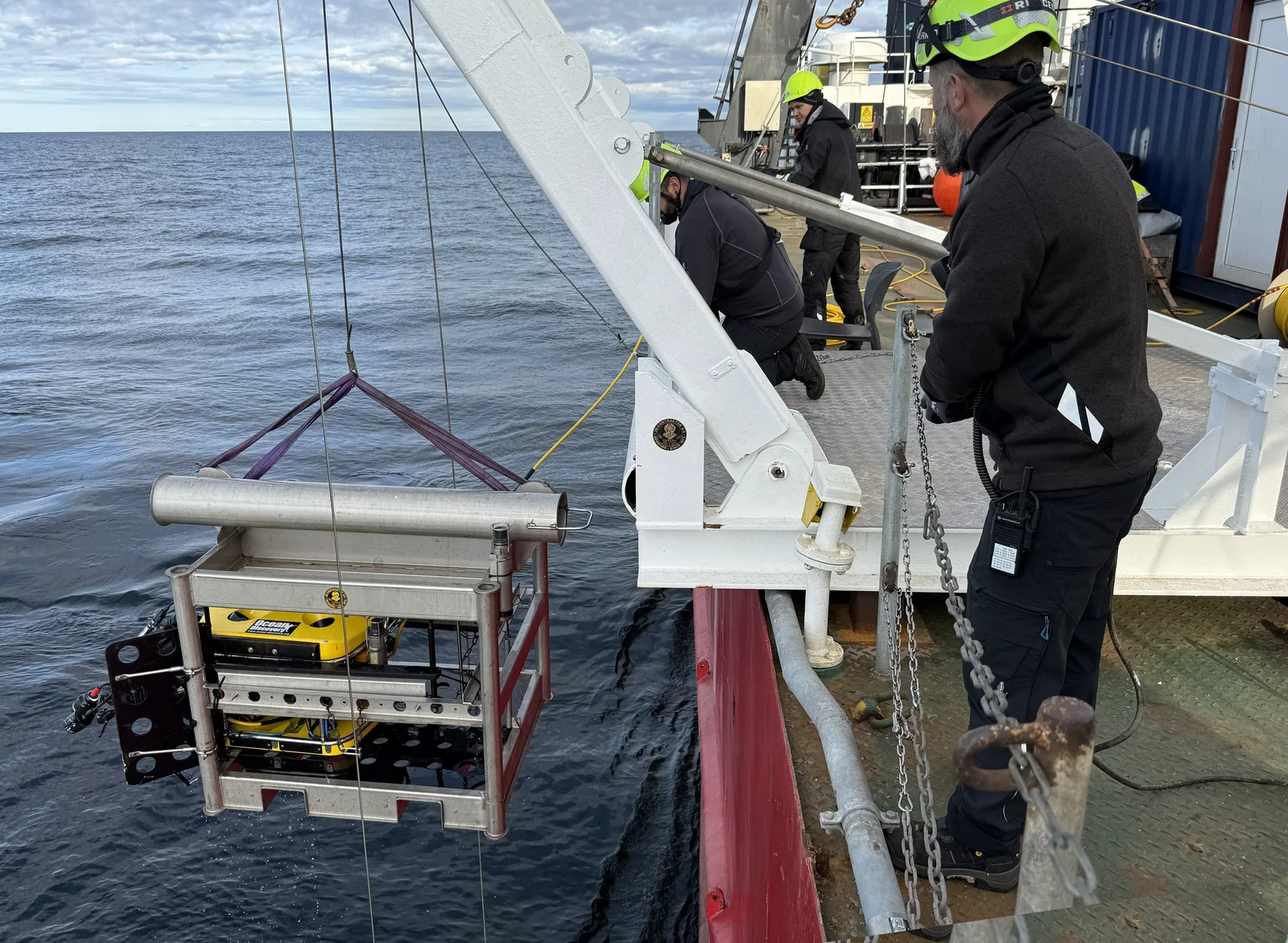 Teamet sjösätter M500-ROV:n över fartygets sida med kran