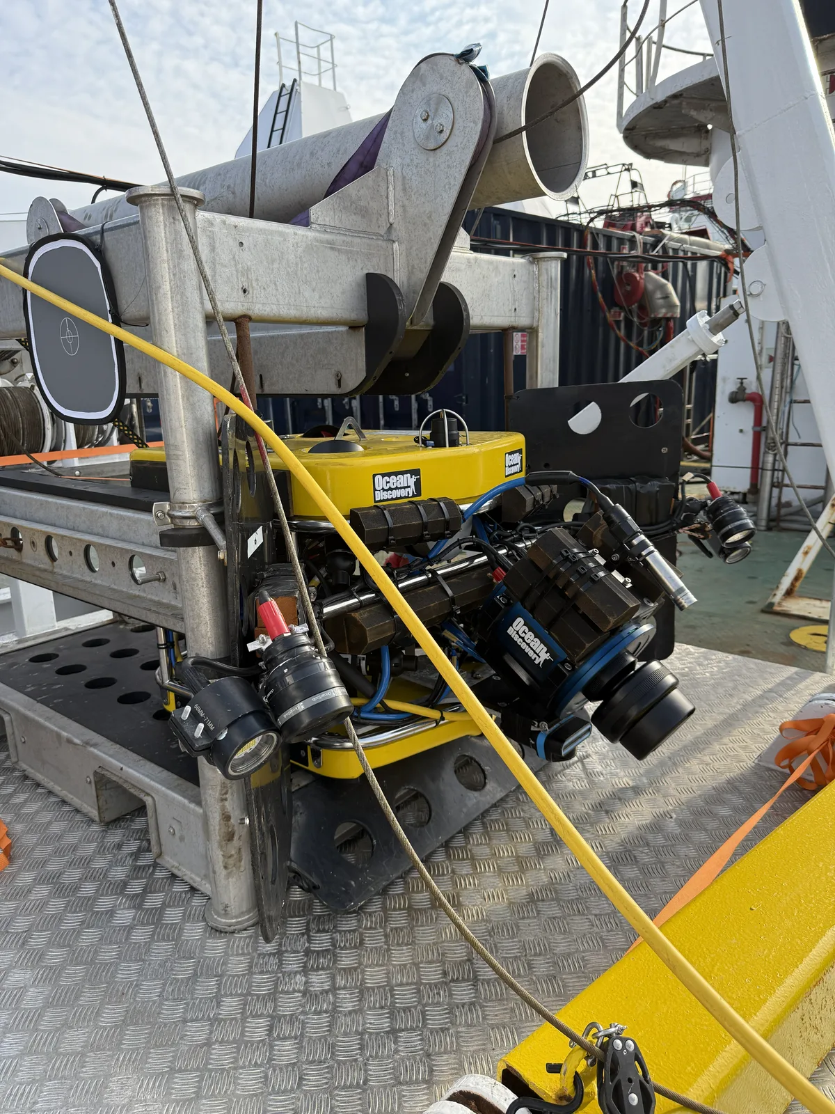 Ocean Discoverys M500-ROV på däck, riggad med kameror och ljus för fotogrammetri