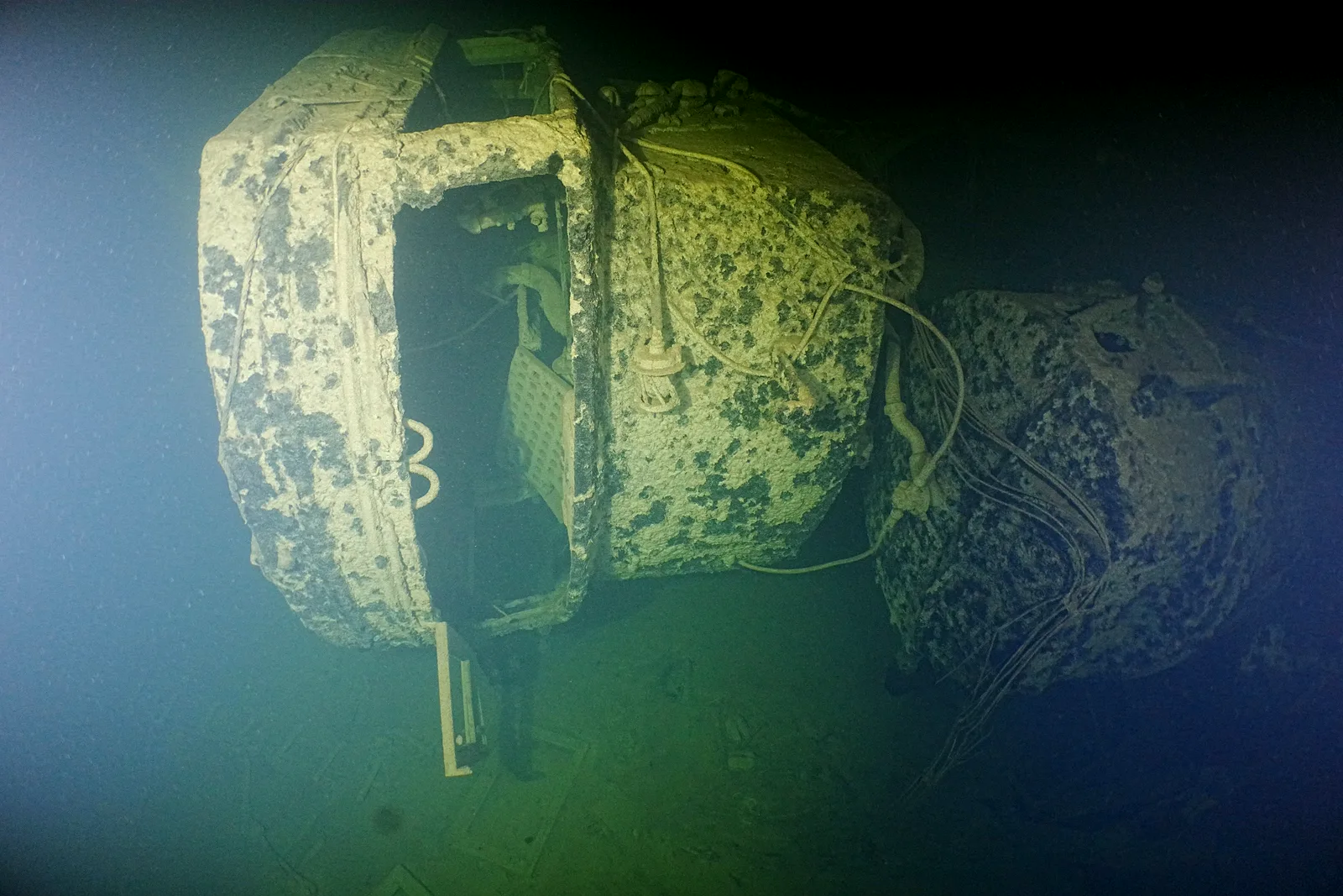 Eldledningstornet på HMS Cassandras vrak med öppen lucka