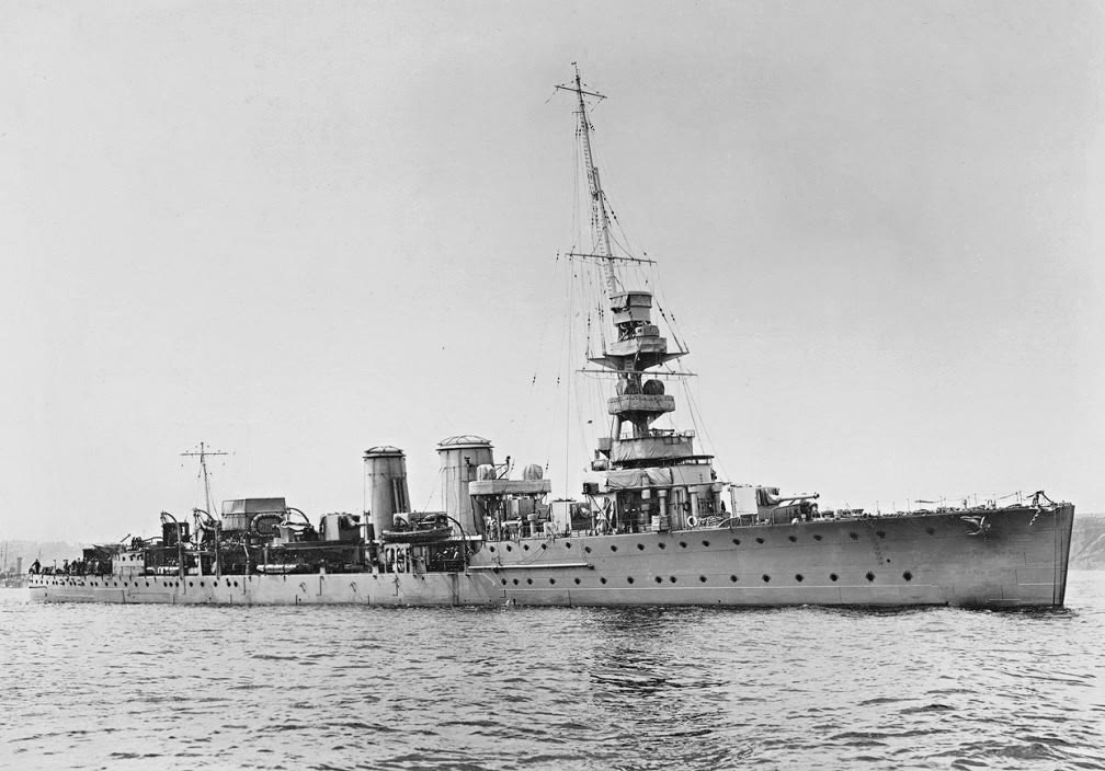 Den brittiska lätta kryssaren HMS Calypso, systerfartyg till Cassandra i Caledon-gruppen, i bredsidsvy