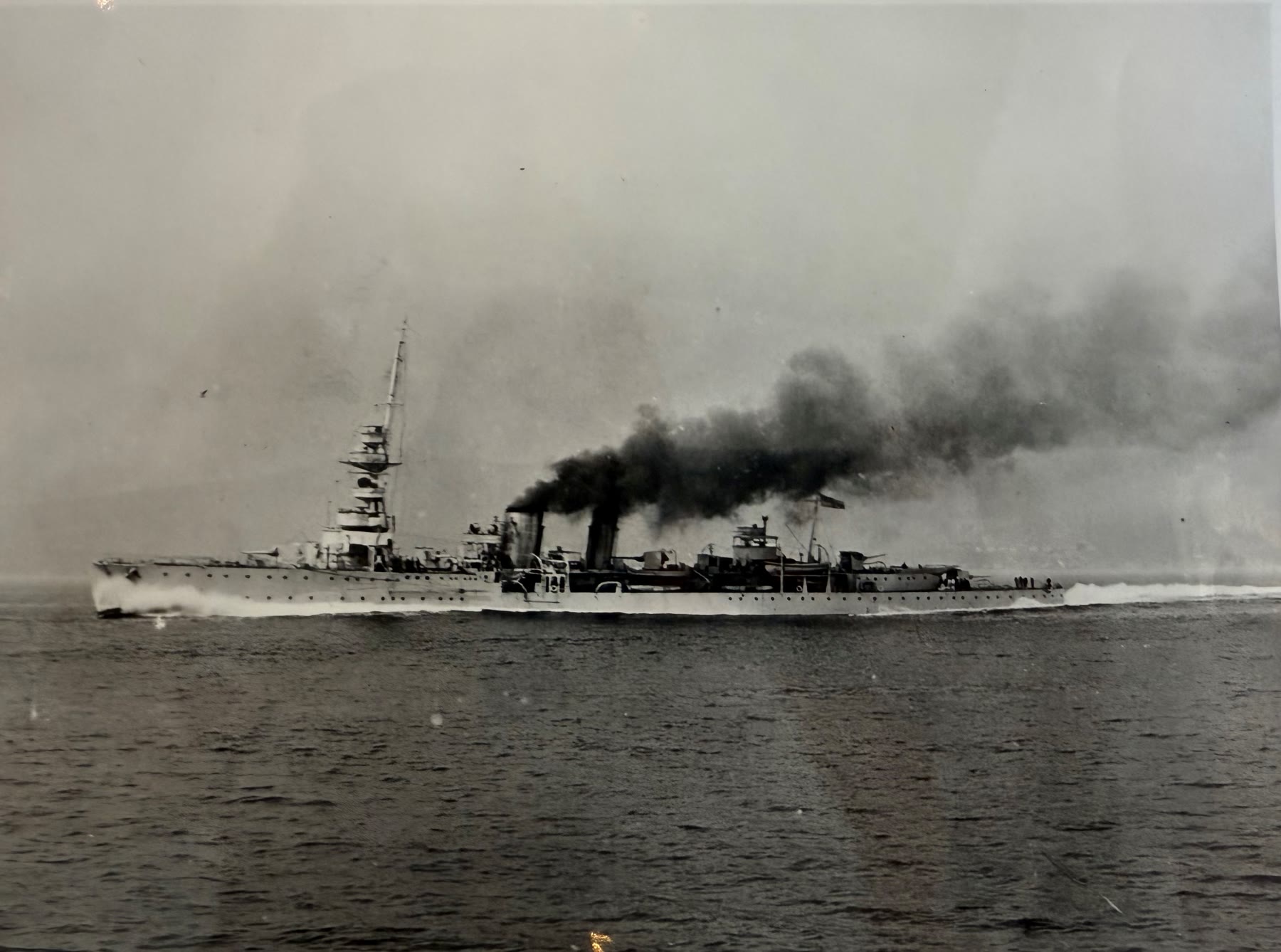 Den brittiska lätta kryssaren HMS Cassandra under gång till sjöss