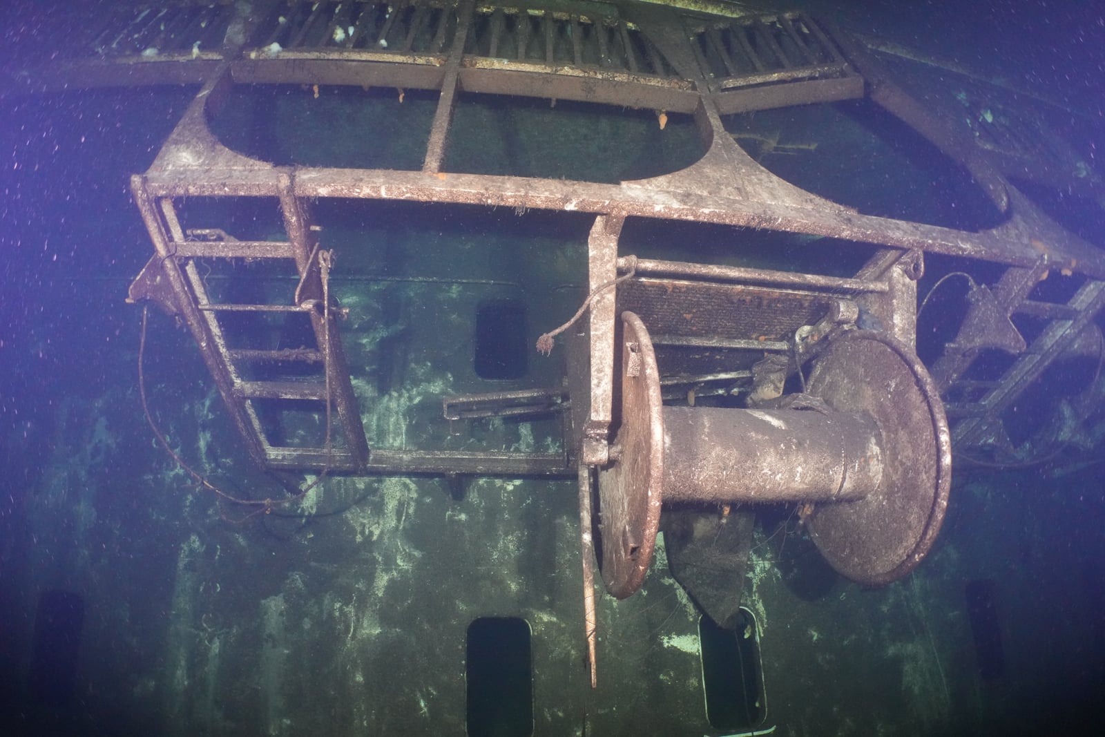 Däcksvinsch och struktur på M/S Estonia under havet