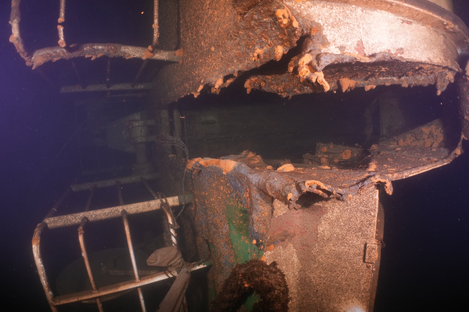 Strukturell skada med riven metall på M/S Estonias skrov