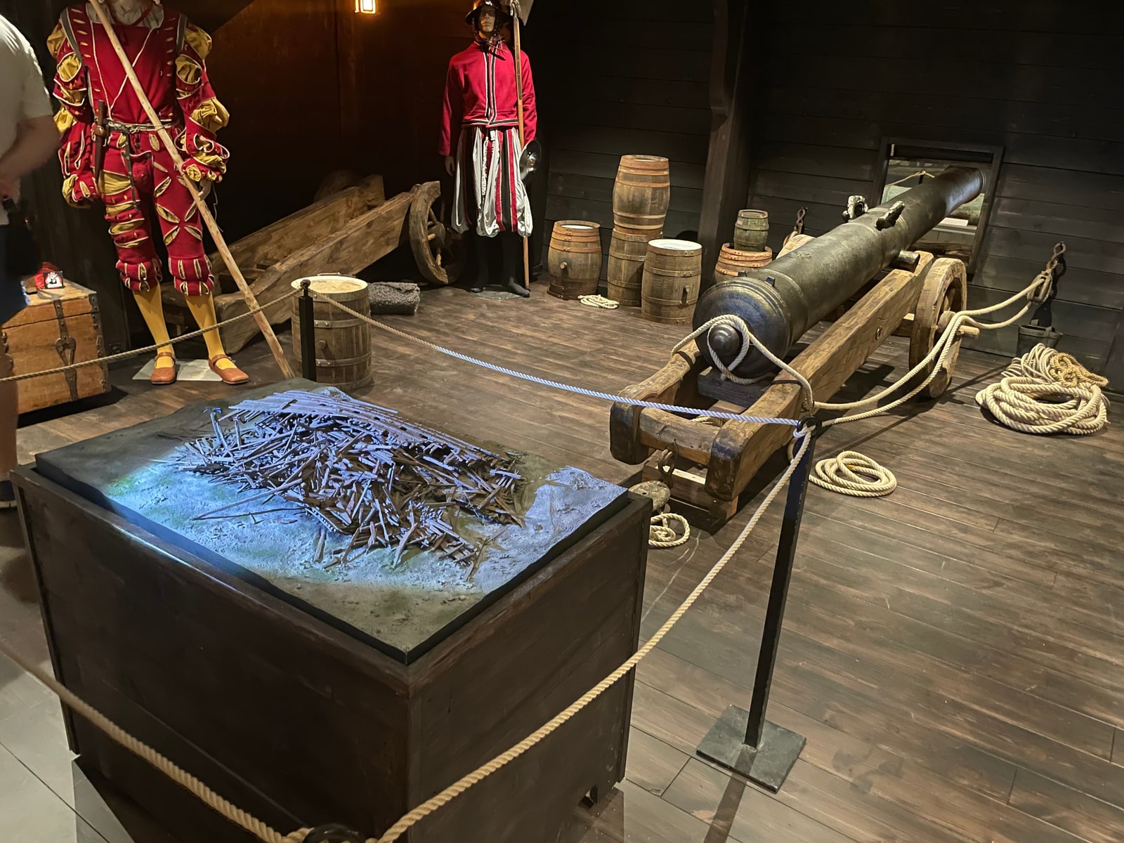 3D-printad modell av Mars vrakplats utställd på Västervik Museum, bredvid en fullskalig replika av en Mars-kanon